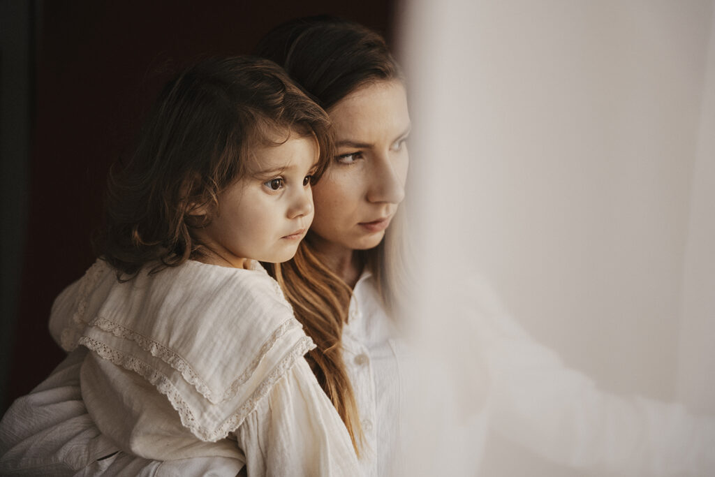 mama i córka spoglądają przez okno, fotograf rybnik